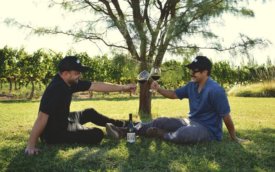 Picnic al atardecer: dos personas compartiendo una botella de Simulante Malbec